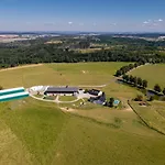 Luxusní Blonde Farm Apartamento Slavetin