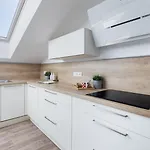 Luxusní Blonde Farm Apartamento Slavetin